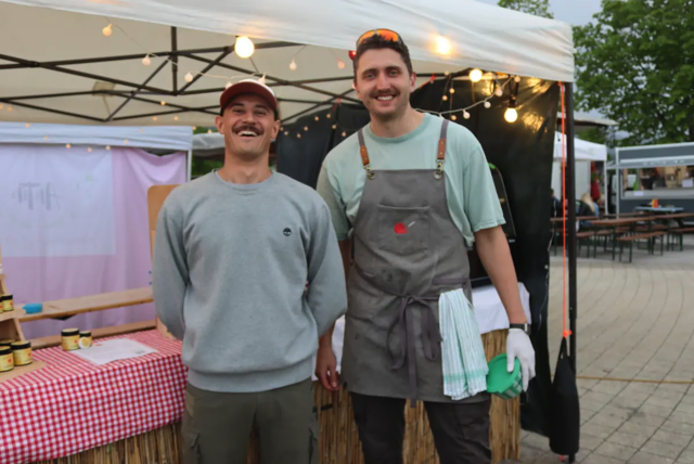 Auch neue Gesichter sind beim heurigen Bauernmarkt vertreten, wie Matthäus Wachter (r.) mit seinem „Opa Sepp Standl“. | Foto: MeinBezirk.at/Chiara Kresse