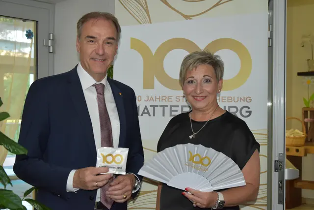 Landesrat Leonhard Schneemann und Bürgermeisterin Claudia Schlager.  | Foto: Julia Lirsch/MeinBezirk