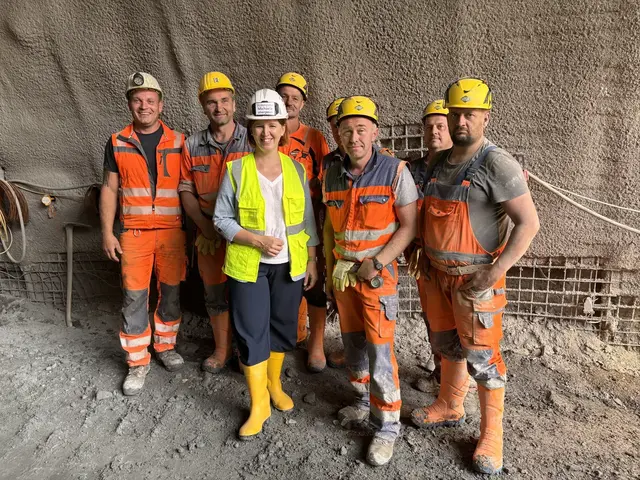 Tunnelpatin Michaela Langer-Weninger machte sich ein Bild der beeindruckenden Baustelle. | Foto: MeinBezirk/Kerstin Müller
