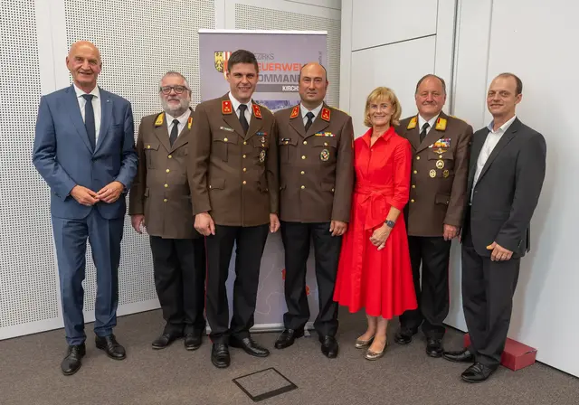 Unter der Leitung von Bezirkshauptfrau Elisabeth Leitner sowie im Beisein zahlreicher Ehrengäste und Feuerwehrfunktionäre wurde Bernhard Huemer von der FF Altpernstein zum neuen Bezirks-Feuerwehrkommandanten sowie Klaus Humer von der FF Nußbach zum neuen Kommandanten des Abschnittes Kirchdorf gewählt. | Foto: Jack Haijes