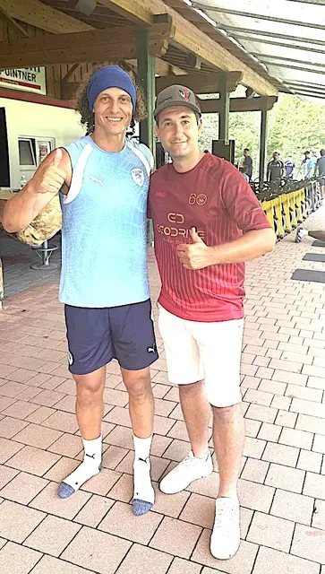 David Luiz mit SK-Waidring-Obmann Alex Alvera. | Foto: TVB Pillerseetal