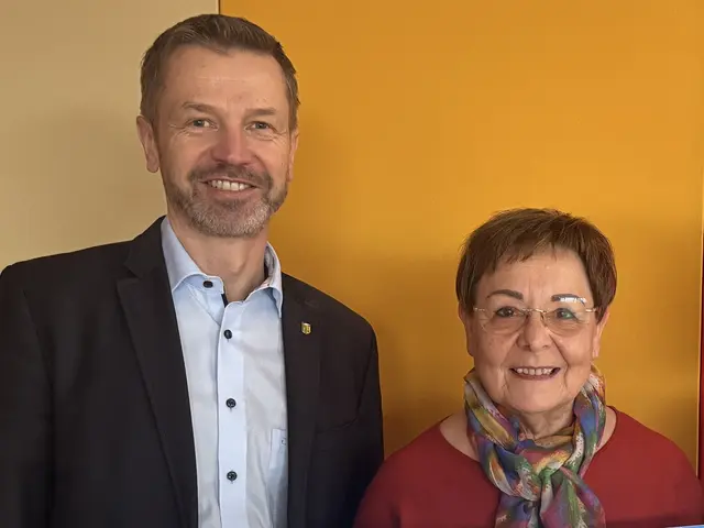 Bürgermeister Leo Bimminger mit Danusa Neuhauser, Obfrau des Sozialausschusses der Gemeinde Pettenbach. | Foto: Marktgemeinde Pettenbach
