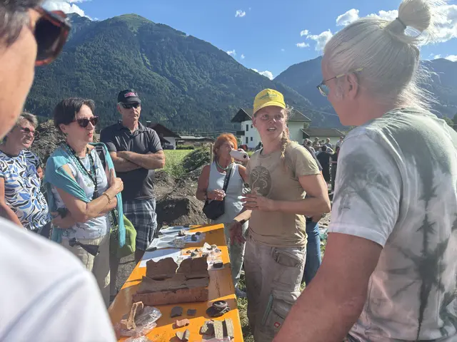 Kerstin Bauer erklärte die Fundstücke und die Erkenntnisse die aus ihnen gezogen werden konnten.  | Foto: MeinBezirk/Carmen Rienzner