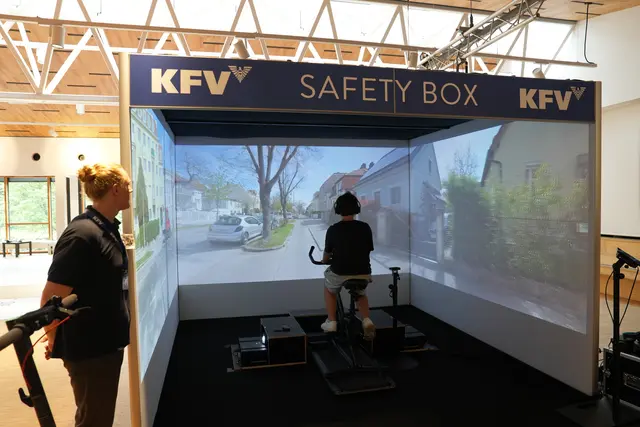 Ablenkung ist die häufigste Unfallursache im Straßenverkehr: in der 270 Grad Safety Box konnten die Schülerinnen und Schüler ausprobieren, welchen Einfluss Unachtsamkeit im Straßenverkehr hat. | Foto: MeinBezirk/Thomas Geineder