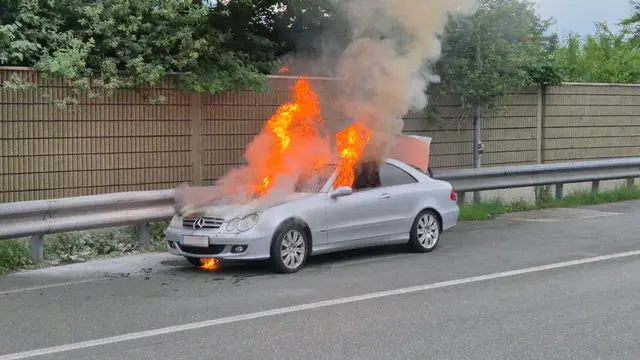 Ein Fahrzeugbrand am Freitagmorgen auf der A12 bei Wattens sorgte für einen Feuerwehreinsatz. | Foto: ZOOM.Tirol