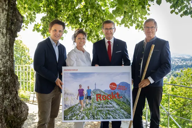 v.l.: Andreas Winkelhofer, Geschäftsführer Oberösterreich Tourismus, Ingrid Lindlbauer, Hüttenwirtin Hofalm, Wirtschafts- und Tourismus-Landesrat Markus Achleitner, Thomas Poltura, Landesobmann Oberösterreichischer Alpenverein | Foto: Land OÖ/Lina Spenlingwimmer