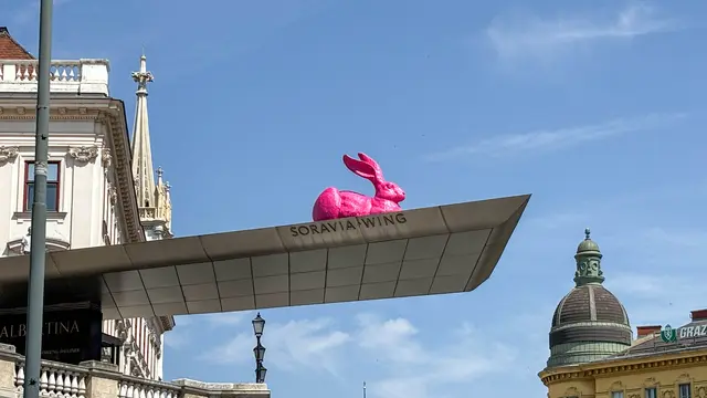 Ab sofort sitzt ein großer pinker Hase am Dach der Albertina. | Foto: Andreas Pölzl/MeinBezirk Wien