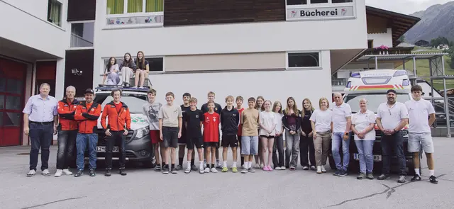 Die 4a der Nationalparkmittelschule Defereggental mit den Verantwortlichen für den Erste Hilfe Aktionstag | Foto: Rotes Kreuz Osttirol