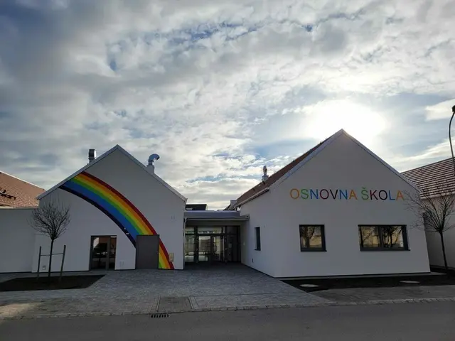 Bei einem Schulfest in Neudorf musste die Polizei einschreiten.  | Foto: Karel Lentsch