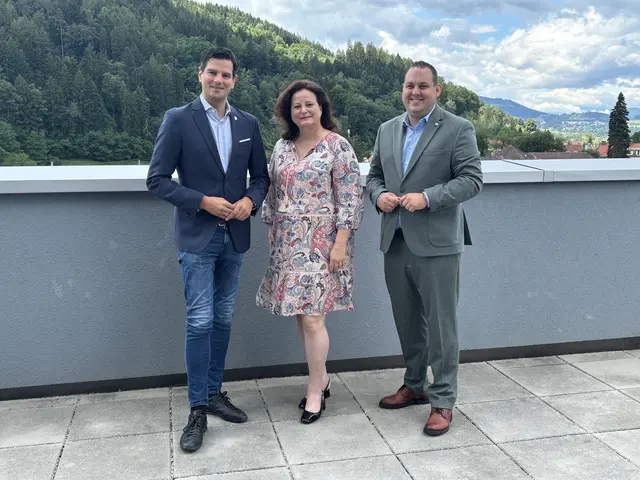 Im Einsatz zum Erhalt der Infrastruktur im Bezirk Bruck-Mürzzuschlag: Landesrat Hannes Amesbauer, Landesrätin Claudia Holzer und LAbg. Vize-Bgm. Philip Könighofer. | Foto: MeinBezirk/Angelika Kern