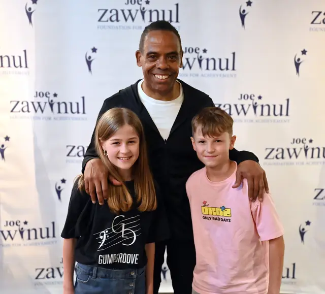 Tony Zawinul mit Vassili Putz und Marie Lou Ehfrank, den beiden jungen Gumpoldskirchner Talenten von Gump Groove. | Foto: Pohl