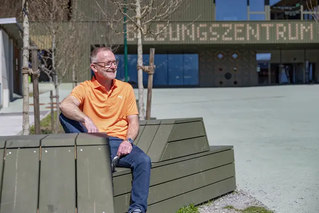 Die neuen Bänke vor dem Bildungszentrum sind das Lieblingsplatzl von Bürgermeister Reinhold Flörl. | Foto: Woitatscher