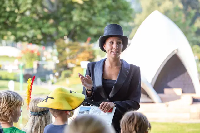 Jeden Dienstag im Juli und August um 17.00 Uhr finfet eine Kinderführung mit Phileas Fogg, dem Protagonisten aus Jules Verne‘s Geschichte In 80 Tagen um die Welt, statt.  | Foto: DerHandler