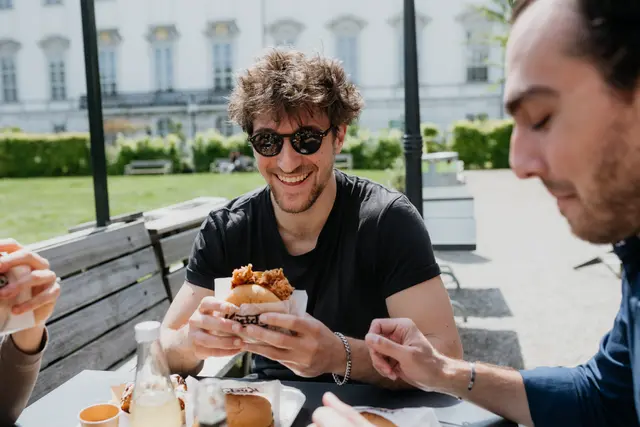 An drei Terminen lädt der Streetfood-Truck im Weghuberpark zu der Veranstaltungsreihe "Burger und Beats" ein. Neben Essen und kalten Getränken wird auch Live-Unterhaltung geboten.  | Foto: sarahkatharinaphotography