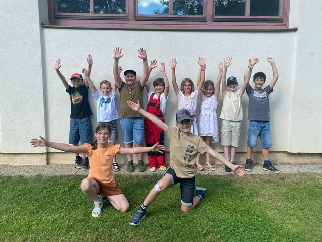 Die Kinder der 3. und 4. Klasse der VS Sirnitz freuen sich über den Ferienbeginn. Hinten: Leon Zauchner, Yannick Bacher, Marcel Buchacher, Jonas Lackner, Florian Wiedenegger, Silas Kummer, Lisa Bucher, Melissa Unterweger. Vorne: Konstantin Hinteregger, Mia Stubinger | Foto: VS Sirnitz