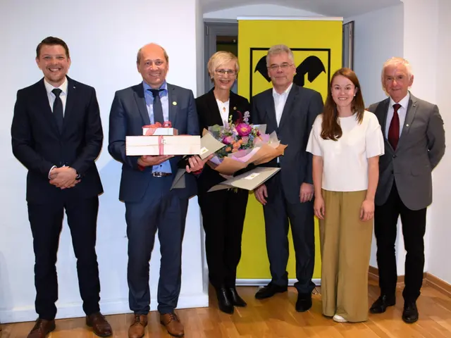 GL Josef Danzl, GL Reinhard Wörter, Prokuristin Claudia Wex, GF Alexander Büchel (Raiffeisenverband Tirol), Vorständin Christiane Hochfilzer, Obmann Christian Foidl.  | Foto: Roswitha Wörgötter