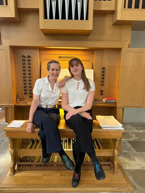 Andrea Weidinger und Valerie Haimberger an der Ziersdorfer Grenzing Orgel. | Foto: Haimberger