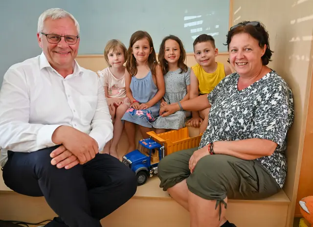 Bürgermeister Thomas Steiner und Personalvertreterin und Leiterin des Kindergartens Oberberg Judith Jagschich-Kos mit Kindern des Kindergarten Oberberg. | Foto: Eisenstadt.