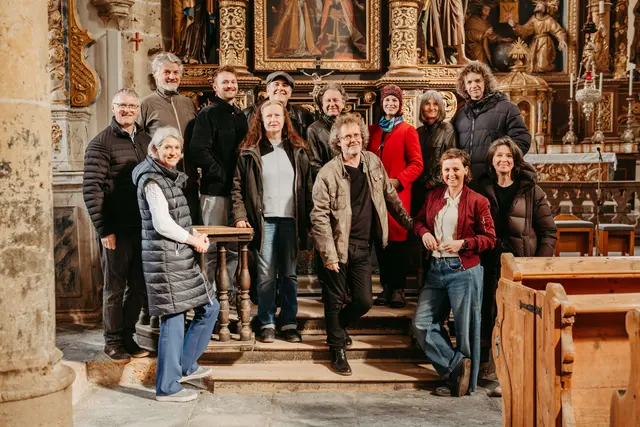 Das Lederwasch-Theater-Team, v. li.: Georg Gappmayer, Barbara Brugger (Musik), Reinhard Simbürger, Alexander Feuchter (Gregor Lederwasch alt und jung), Elisabeth Orphal (Musik), Robert Wimmer (Gesamtleitung), Gerard Es (Regie), Christian Resch (Pfarrer), Katharina J. Ferner (Buch) Ehrnie Wimmer (Mutter), Marcella Wieland (Gesamtleitung, Schwester Elisabeth), Lorenzo Gangi (Musik), Britta Wieland (Gattin Katharina). | Foto: (c) LKV/ Anna Wieland