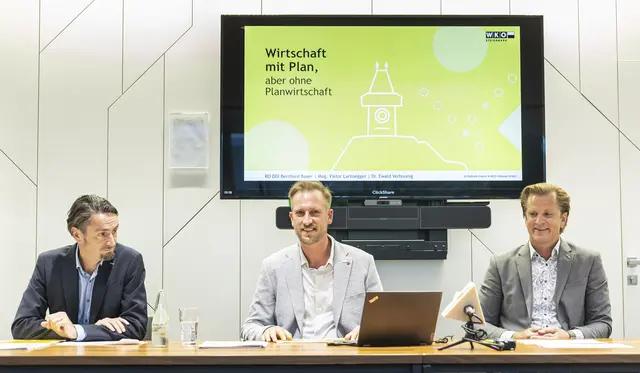 IWS-Leiter Ewald Verhounig, WKO Graz Obmann Bernhard Bauer und Regionalstellenleiter Viktor Larissegger