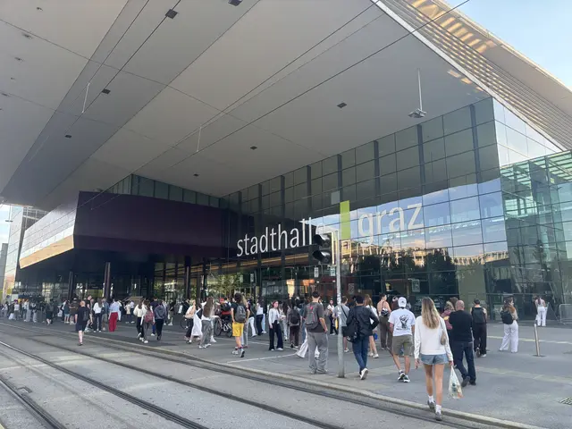 Am Vorplatz der Messe Graz tummeln sich um 7.30 Uhr bereits zahlreiche Männer und Frauen, die sich für den Med Uni Aufnahmetest angemeldet haben.  | Foto: MeinBezirk
