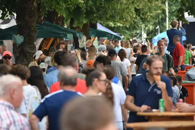 Menschen beim Weizer Sommermarkt