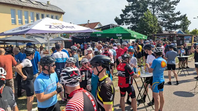 Zahlreiche Radbegeisterte waren bei der Tour im Seewinkel dabei.  | Foto: zVg Manfred Hafner