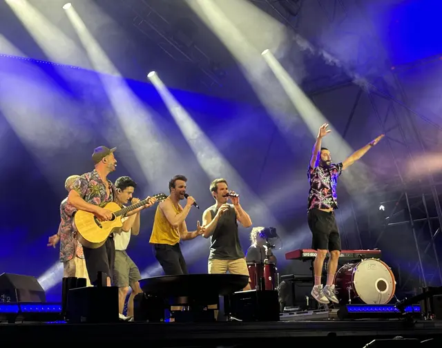 Pizzera &amp; Jaus begeisterten tausende Fans am Donnerstag im Schlosspark Eisenstadt. Unterstützt wurden sie vom A-cappella-Ensemble "Das wird super".  | Foto: MeinBezirk/Barbara Babonitsch-Diewald