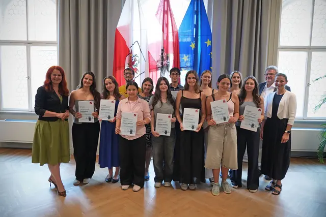 Das Team des BG/BRG Sillgasse Innsbruck erreichte beim Erste-Hilfe-Bundesbewerb den Vizemeistertitel sowie das Leistungsabzeichen in Gold in der Kategorie „Erste Hilfe MeisterIn“. Im Bild (v. l.): LRin Cornelia Hagele, Anisa Vorfaj, Miriam Gschösser, Hanane Mirzaie, Sebastian Köb (Lehrperson und Ersthelfer BG/BRG Sillgasse), Ingrid Rohracher (Schulärztin BG/BRG Sillgasse), Melanie Sparber, Nayef Al Masri, Paula Schick, Florina Troyer, Marie Wurz, Valentina Synek, Amelie Musak, Harald Pittl (Direktor BG/BRG Sillgasse) und Bildungsdirektorin Bettina Ellinger. | Foto: Land Tirol/Schallhart
