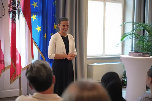 Auch Bildungsdirektorin Bettina Ellinger gratulierte den Tiroler Schülerinnen und Schülern zu ihren starken Leistungen beim Erste-Hilfe-Bundesbewerb und würdigte ihr Engagement im Bereich der Lebensrettung. | Foto: Land Tirol/Schallhart