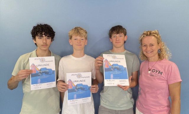 Die jungen Physik-Talente des BG/BRG Bad Ischl mit ihrer Lehrerin Martina Zöhrer. | Foto: BG/BRG Bad Ischl