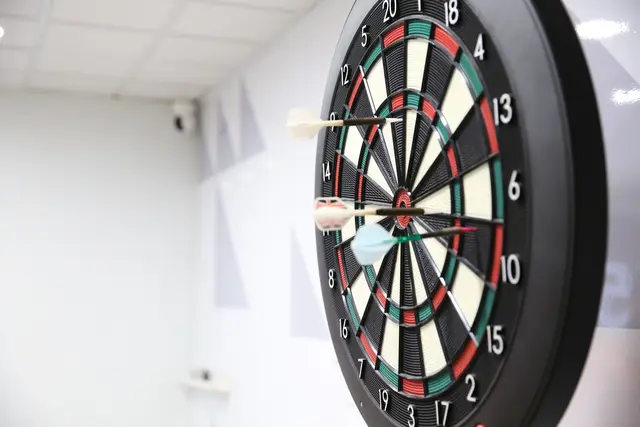 Hier sind die wichtigsten Begriffe und Regeln rund um Dart erklärt. | Foto: pexels / JIUN-JE LIN