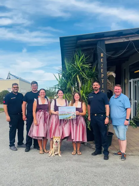  von li.n.re. GKDT Rene Prickler, GKDT Weber Matthias,  die 3 Betreiberinnen von Camping Sonnenland (Namen nicht bekannt)
KDT Christian Maszlovits und BGM LAbg Roman Kainrath. | Foto: Hannes Ohr