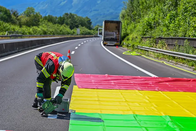Die Einsatzkräfte arbeiteten an der Sicherung der Schadstofflage und an der Eindämmung des Gefahrstoffaustritts.  | Foto: Team Fotokerschi
