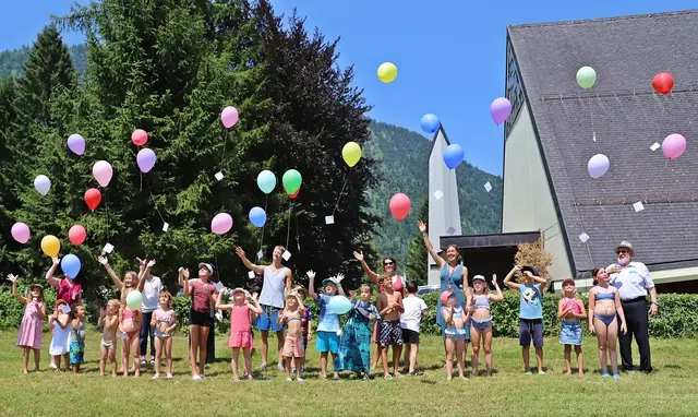 Traditionell gab es einen bunten Luftballonstart beim Ebenseer Pfarrfest. | Foto: Hörmandinger