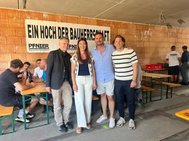 Bauunternehmer Frank Pfnier, Denise Steiner (Projektleitung), Thomas Brauneder (Geschäftsführung The Lagoon Immobilen), Hans-Joachim Werfring (Bauherr) (v.l.). | Foto: The Lagoon Immobilien 