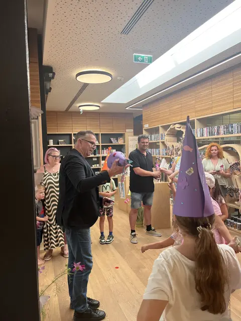 Bürgermeister Helmut Linhart war an beiden Tagen in der Bibliothek Köflach. | Foto: Janach