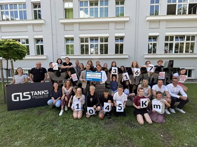 Die Schüler des Gymansiums mit ihren Lehrern und den Vertretern von GLS Tanks. | Foto: Daniel Schmidt