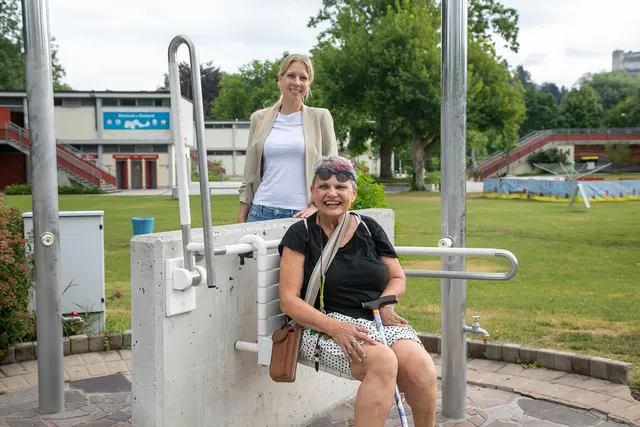 Barrierefreiheit: Das Lepi-Freibad bietet für alle Abkühlung. Im Bild: Gabriele Weißenböck, Behindertenbeirat (vorne); Stefanie Kritzer, Abteilungsvorständin MA7 Betriebe | Foto: Stadt Salzburg/Anna Pirato