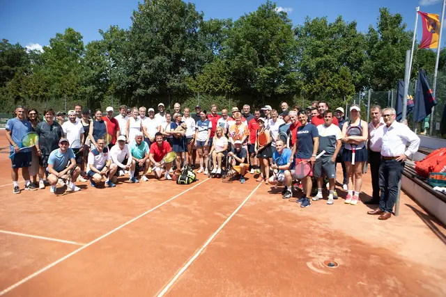 Viele Prominente aus Sport, Wirtschaft, Kultur und Politik stellten sich beim Charity-Turnier in den Dienst der guten Sache. | Foto: Landesmedienservice