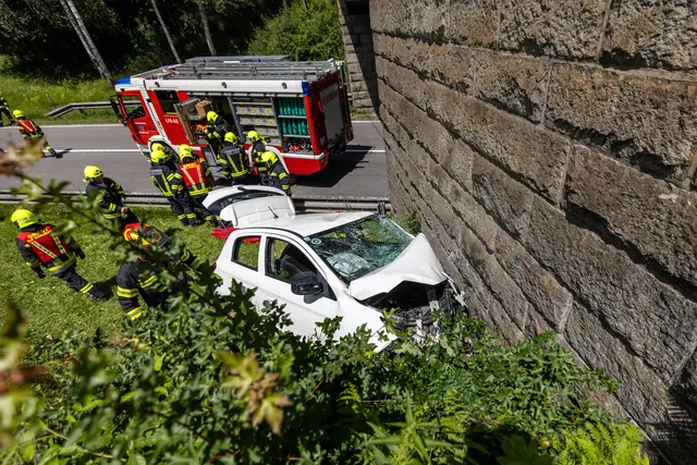 Die Rettungskräfte befreiten den Lenker aus dem Auto. | Foto: Team Fotokerschi/Franz Plechinger