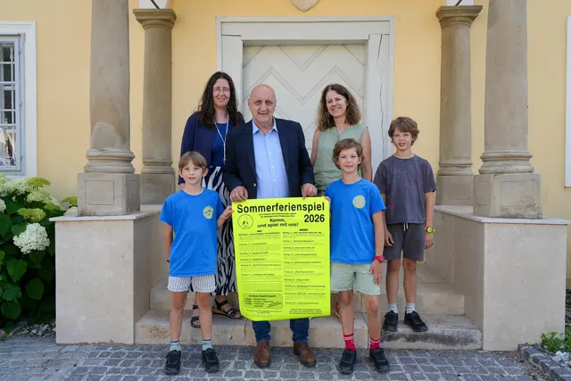 Direktorin der NÖMS Sieghartskirchen Erika Frühwald, Bürgermeister Gerald Höchtel, Direktorin Dipl. Päd. Mag. Martha Hollergschwandtner und Kinder der Marktgemeinde Sieghartskirchen | Foto: Marktgemeinde Sieghartskirchen