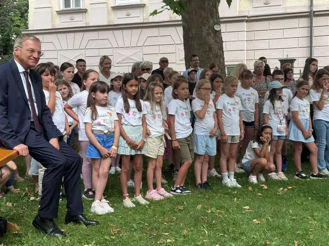 Beim offenen Singen vor dem Linzer Landhaus wurde aus vielen einzelnen Chören eine große Gemeinschaft – und Großklein war voller Freude mittendrin. Auch der oberösterreichische Landeshauptmann Thomas Stelzer ließ sich den Ohrenschmaus nicht entgehen.
