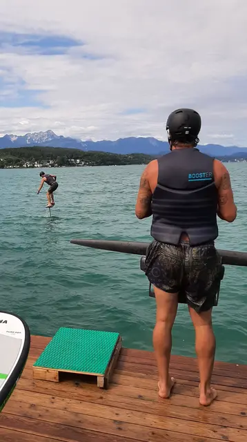 Marco Schwarz fliegt schon erfolgreich über den Wörtherseespiegel.  | Foto: Tiefling/KK