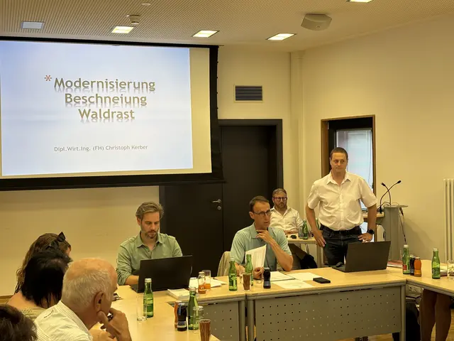 Christoph Kerber, stehend rechts, stellte das Projekt kürzlich dem Reuttener Gemeinderat vor. | Foto: MeinBezirk/Günther Reichel