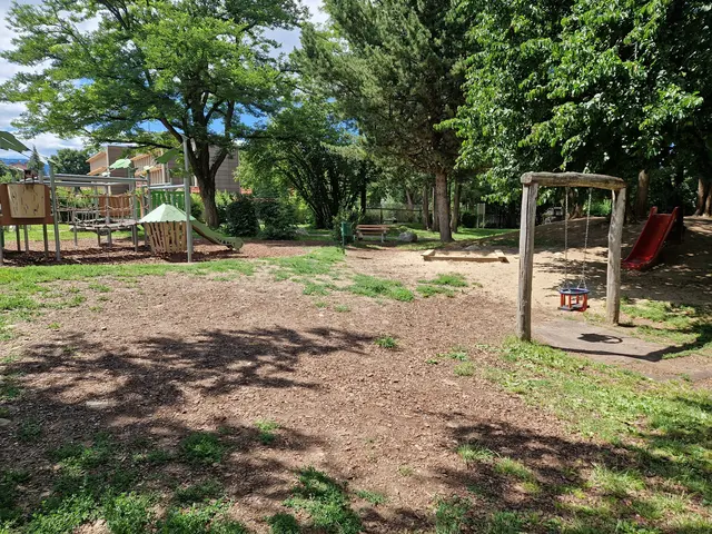 Öffentlicher Spielplatz in Judenburg mit Babyschaukel, Rutsche, Sandkiste und Klettergerüst
