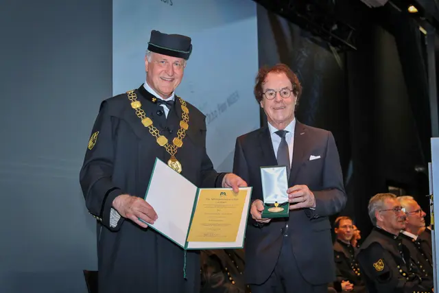 Rektor Peter Moser von der Montanuniversität Leoben verlieh Saubermacher-Gründer Hans Roth die Würde eines Ehrensenators. | Foto: privat