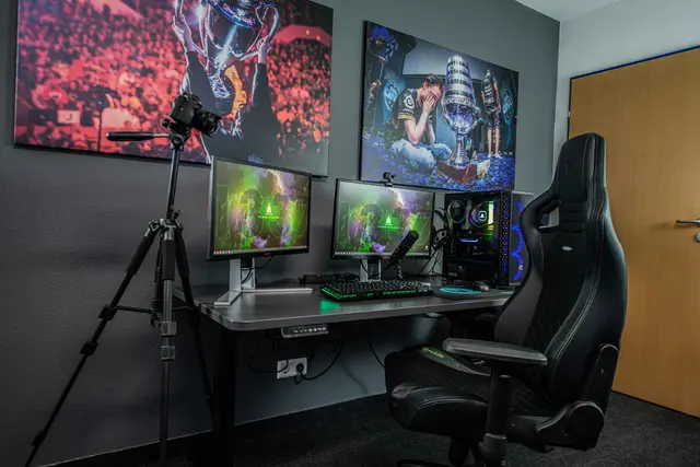 Ein professionelles Streaming-Setup beginnt mit der richtigen Kamera – wer gut zu sehen ist, wird öfter geklickt. | Foto: Unsplash / ELLA DON 