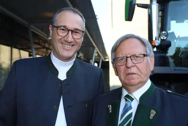 Pfarrer Markus Schöck und Universitätsprofessor Leopold Neuhold (v. l.)