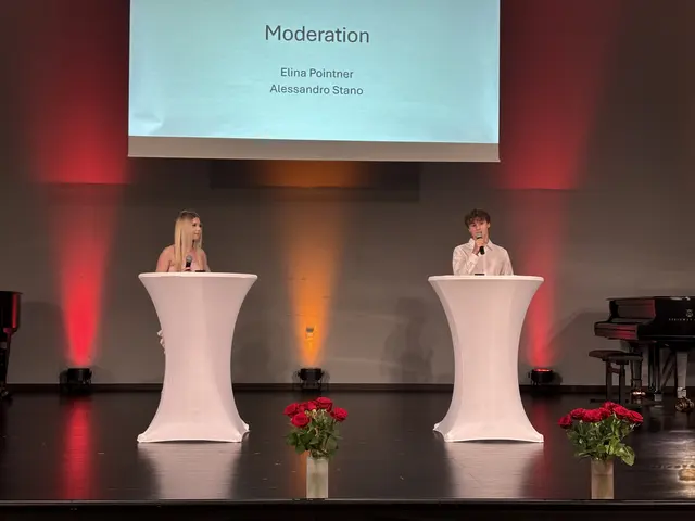 Elina Pointner und Alessandro Stano moderierten die Abschlussfeier. | Foto: Dorottya Fejes/MeinBezirk
